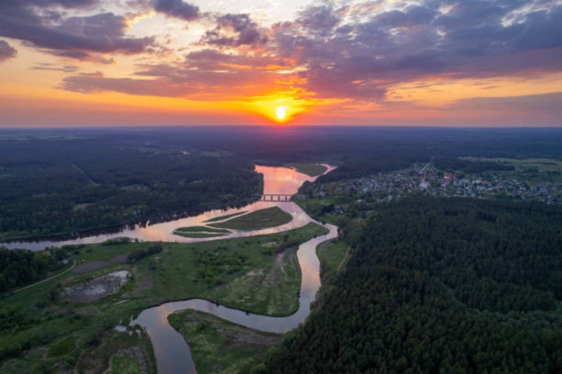 Прочети: МЕЖДУ ДВА БРЯГА